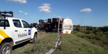 Un camión derramó fertilizante tras volcar en autopista