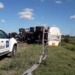 Un camión derramó fertilizante tras volcar en autopista