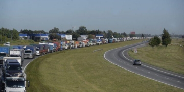 Caos vehicular por cortes de rutas en distintos puntos de la provincia