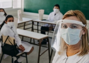 Vacunarán a docentes para que las clases se inicien «con mayor presencialidad»