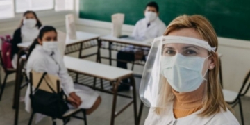 Vacunarán a docentes para que las clases se inicien «con mayor presencialidad»