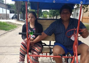 Maciel: creó una bici especial para pasear y rehabilitar a su hija