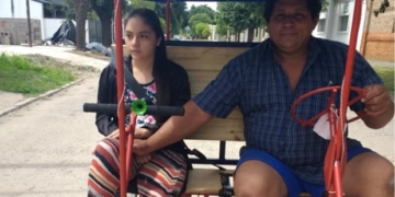 Maciel: creó una bici especial para pasear y rehabilitar a su hija