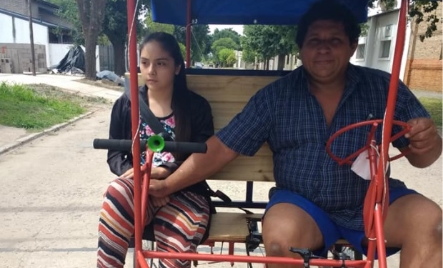 Maciel: creó una bici especial para pasear y rehabilitar a su hija
