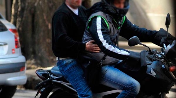 Motochorros en Timbúes asaltaron a dos jóvenes y robaron un celular