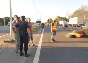 Transportistas autoconvocados continúan cortando la autopista