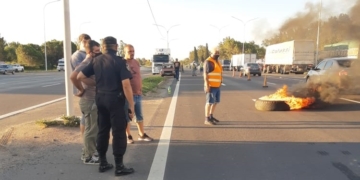 Transportistas autoconvocados continúan cortando la autopista