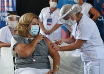 La Ministra de Salud recibió la primera dosis contra el Covid