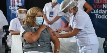 La Ministra de Salud recibió la primera dosis contra el Covid