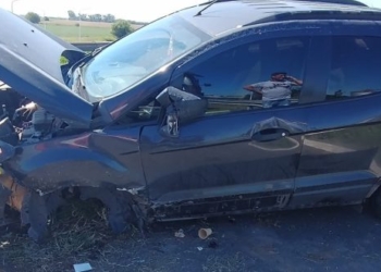 Accidente en autopista: una camioneta destruida y un conductor ileso
