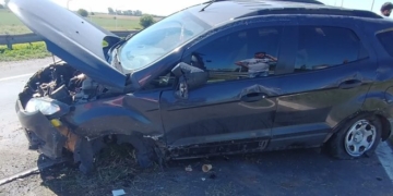 Accidente en autopista: una camioneta destruida y un conductor ileso