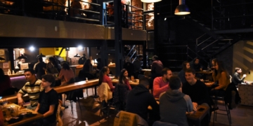 La provincia extendió el horario de cierre de bares y restaurantes