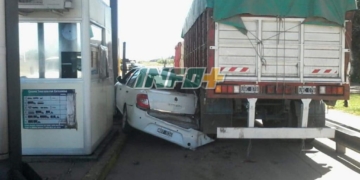 Timbúes: un camión se quedó sin frenos y chocó a un auto en el peaje