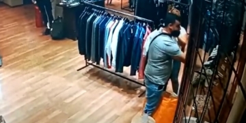 Robaban en un local de ropa y quedaron filmados