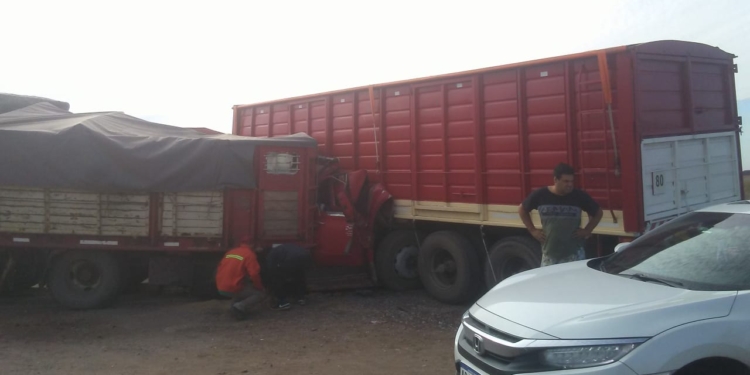 Un chofer murió tras un choque de camiones en San Lorenzo