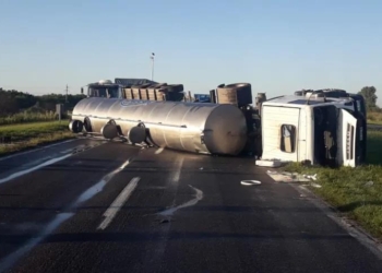 Impresionante vuelco de un camión en autopista: el chofer resultó herido