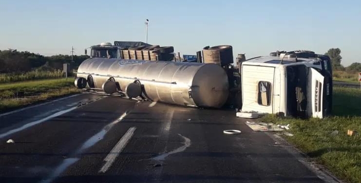 Impresionante vuelco de un camión en autopista: el chofer resultó herido