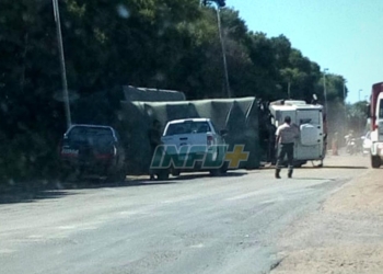 Un camión volcó en Ruta 11 entre Timbúes y Puerto San Martín: calzada reducida