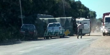 Un camión volcó en Ruta 11 entre Timbúes y Puerto San Martín: calzada reducida
