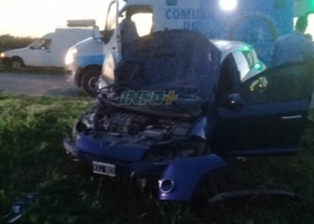 Fuerte accidente en Oliveros entre auto y camioneta: tres heridos
