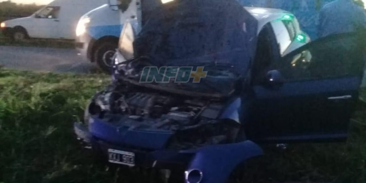 Fuerte accidente en Oliveros entre auto y camioneta: tres heridos