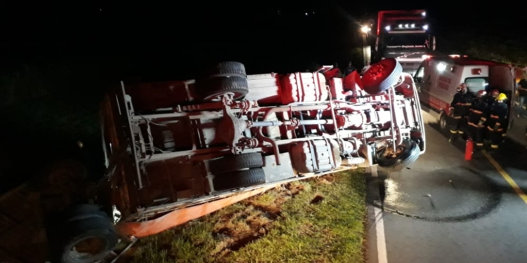 Impactante vuelco de un camión en ruta 65: el chofer fue rescatado