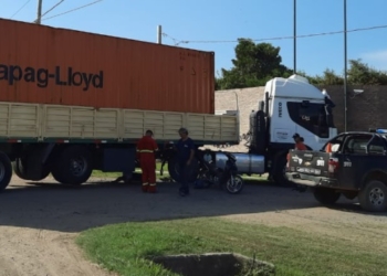 Un motociclista quedó debajo de un camión tras un accidente en Ruta 11
