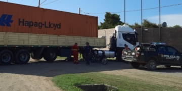 Un motociclista quedó debajo de un camión tras un accidente en Ruta 11