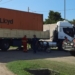 Un motociclista quedó debajo de un camión tras un accidente en Ruta 11
