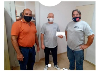 Abraham entregó a bomberos un aporte para la adquisición de una autobomba