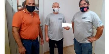 Abraham entregó a bomberos un aporte para la adquisición de una autobomba