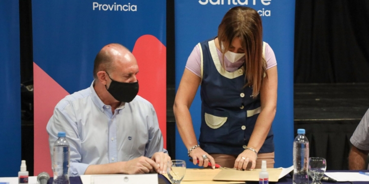 Perotti entregó aportes a comunas de la región: Timbúes recibió fondos para un nuevo camión de residuos