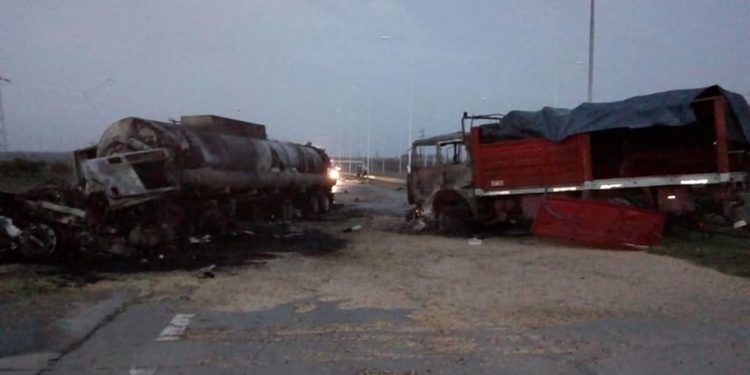 Un camión con químicos chocó contra otro y explotó: un muerto
