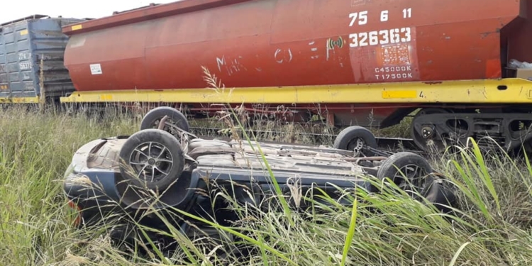 Un tren arrolló a un auto entre San Fabián y Arocena: dos heridos