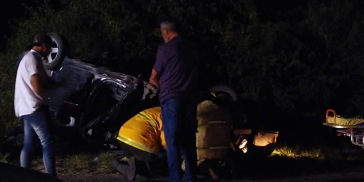 Grave accidente frontal entre dos autos sobre la Ruta 11