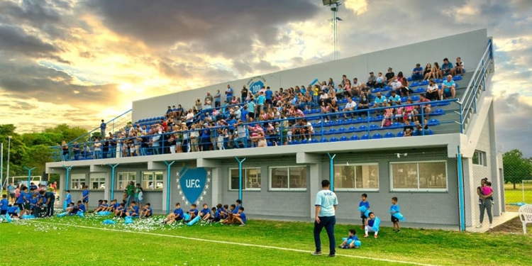 Con emoción y fútbol, Unión de Totoras inauguró su nueva tribuna y buffet
