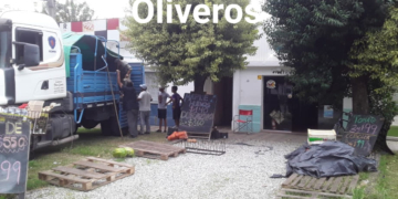 Oliveros solidario: verdulería De Chicha Y Zary junta ropa de abrigo para donar