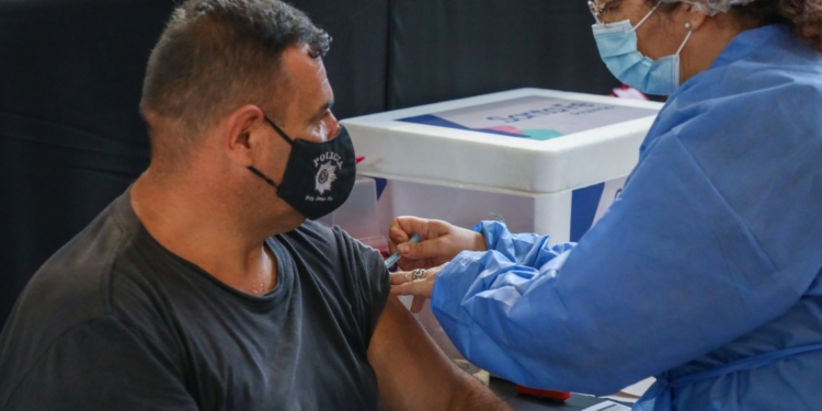 La provincia comenzó a vacunar al personal de seguridad