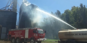 Bomberos trabajaron más de 8 horas para apagar el fuego en la planta de AFA en Aldao