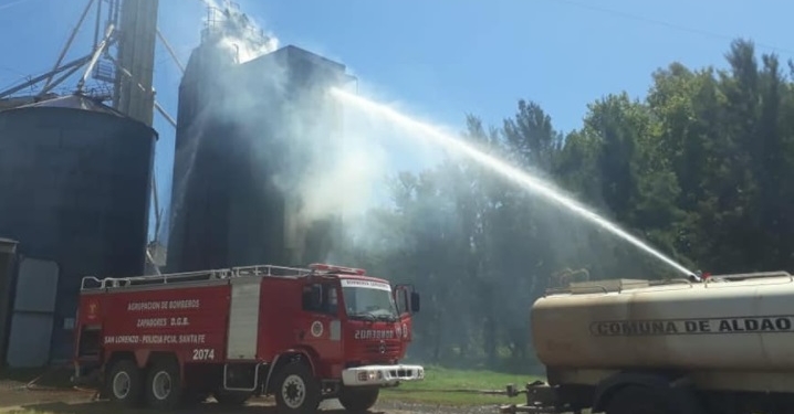 Bomberos trabajaron más de 8 horas para apagar el fuego en la planta de AFA en Aldao