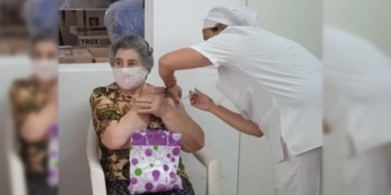 Barrancas comenzó a vacunar a sus jubilados: «Estoy muy contenta»