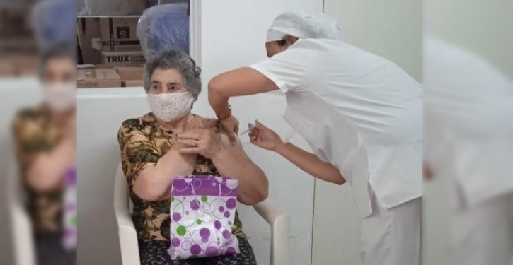 Barrancas comenzó a vacunar a sus jubilados: «Estoy muy contenta»