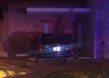 Dos autos chocaron en Totoras y uno se estrelló contra una casa: 7 heridos