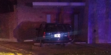 Dos autos chocaron en Totoras y uno se estrelló contra una casa: 7 heridos