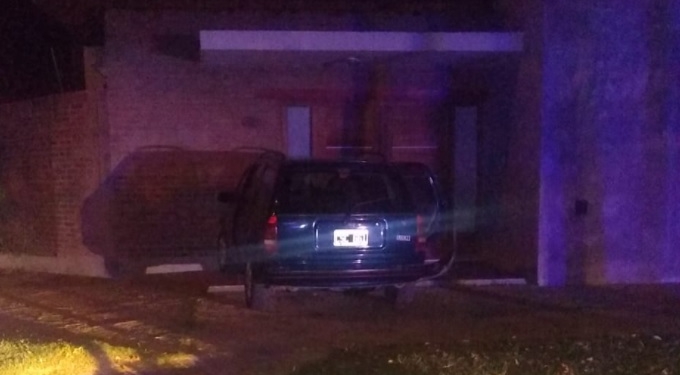 Dos autos chocaron en Totoras y uno se estrelló contra una casa: 7 heridos