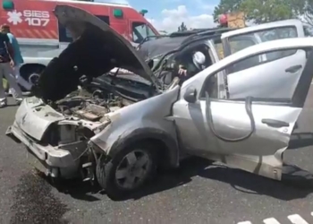 Un auto se cruzó de carril en autopista e impactó contra un camión