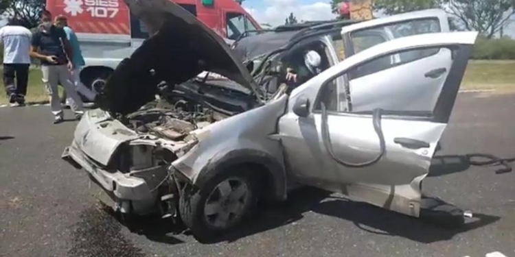 Un auto se cruzó de carril en autopista e impactó contra un camión