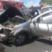 Un auto se cruzó de carril en autopista e impactó contra un camión