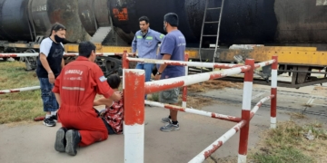 Un joven que viajaba en bicicleta y con auriculares fue embestido por un tren