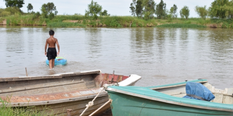 Un joven se arrojó al río y salvó a un nene que se estaba ahogando